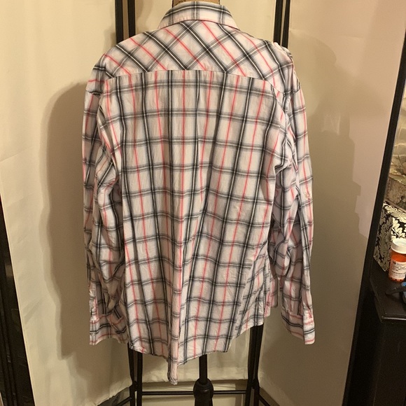 Mens long sleeve button down shirt.  Size XL.  Fits like an Athletic Fit shirt. - Picture 2 of 6